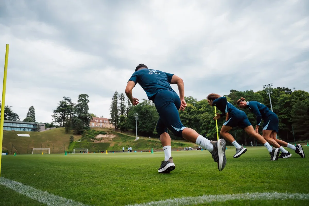 Jeunes joueurs au sprint lors d’un entraînement à Clairefontaine