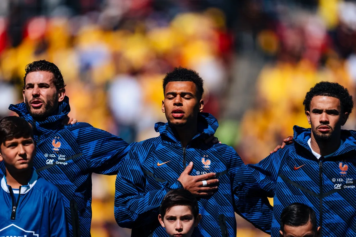 Des joueurs concentrés pendant l’hymne, main sur le cœur