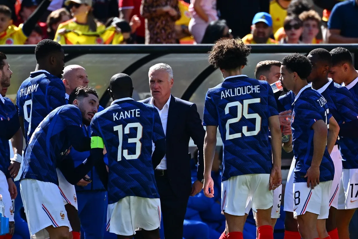Un entraîneur donne ses consignes tactiques à son groupe pendant un match